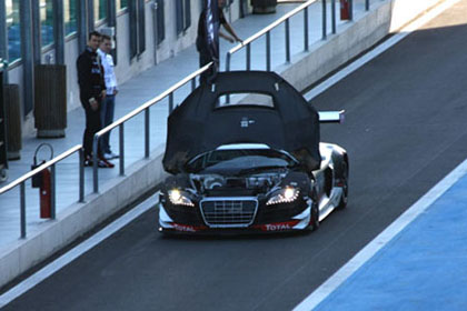 Audi R8 n°32 Perte Capot Magny-Cours 2011
